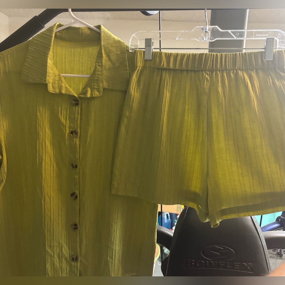 100% Polyester 
Summer green set 
Size M
Super cute 
Smokefree